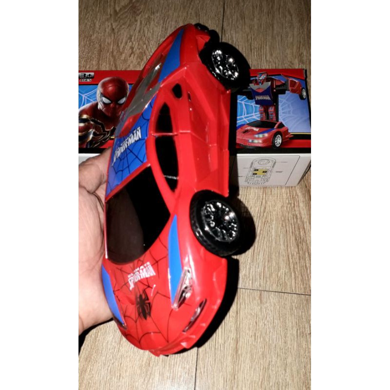 Một chiếc xe chạy pin biến thành spiderWarrior có nhạc và đèn led_ tặng kèm pin