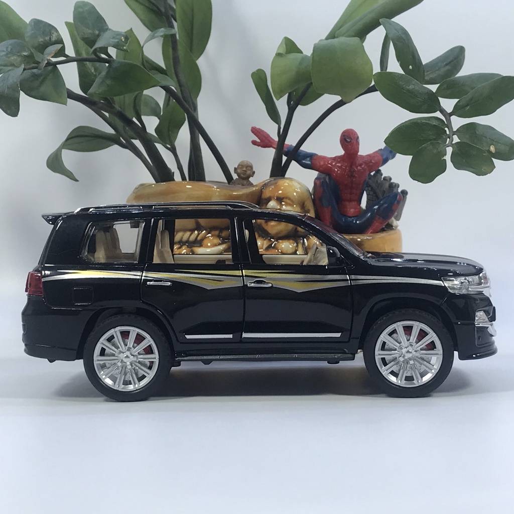 Mô hình xe ô tô Toyota Land Cruiser V8 tỷ lệ 1:24 bằng kim loại - chiếc xe của chủ tịch