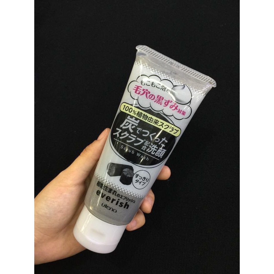 Sữa rửa mặt tẩy tế bào chết Utena Everish 135g Than hoạt tính lấy sạch những bụi bẩn luôn thoáng lỗ chân lông. | BigBuy360 - bigbuy360.vn