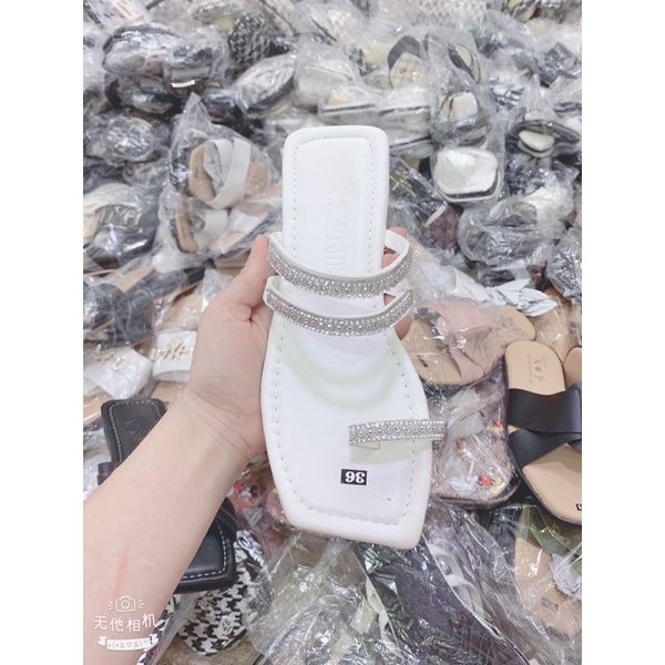 dép bệt kiểu 3 dây đính hạt quá xinh. nền da mang bao êm. nắng mưa đều mang được. cam kết như hình. ( hình tự chụp )