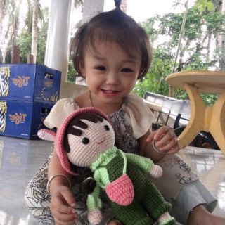 Búp bê em bé mặc yếm bằng len handmade