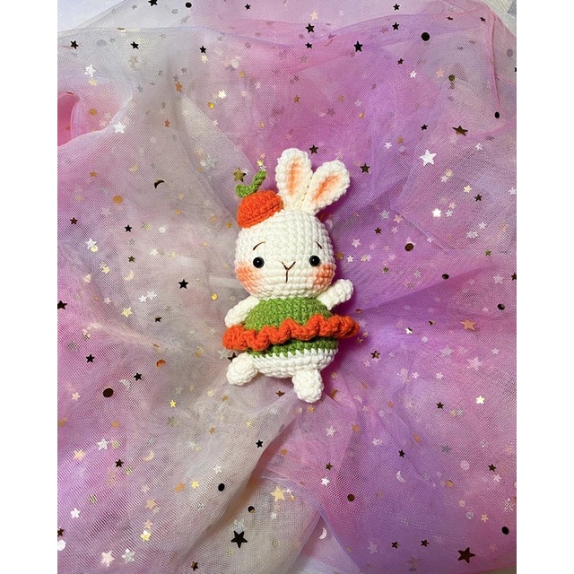 - Thỏ con váy xanh