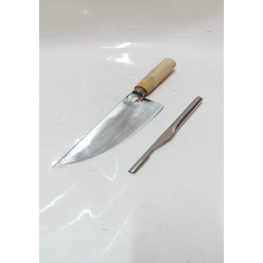 DAO THÉP LƯỠI CƯA NHỌN CÁN GỖ TẶNG KÈM MỘT DAO CẠO LÔNG HEO.