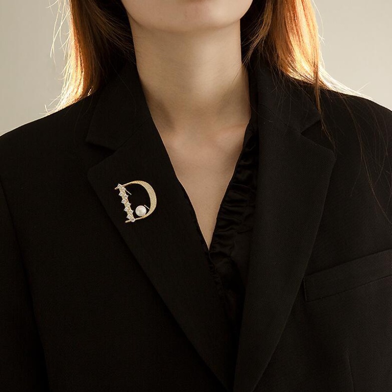Ghim Cài Áo Hình Chữ D Đính Ngọc Trai Sang Trọng