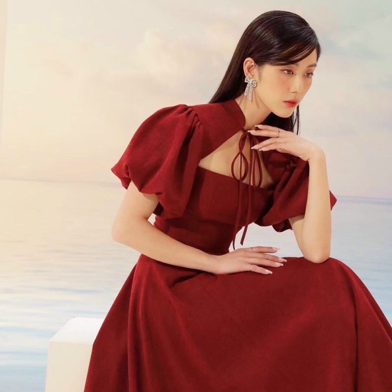 G1-đầm xoè đỏ khoét ngực, phom dài, có mút, chất lụa thái có hình sàn