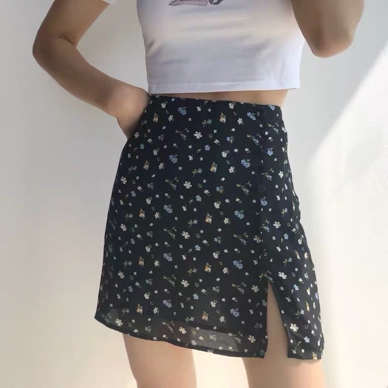 Chân váy xẻ đùi hoa nhí lưng cao hai lớp phối nút