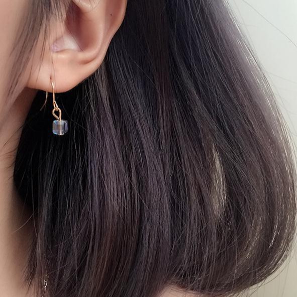 Bông tai hình khối thủy tinh vuông cổ điển đơn giản