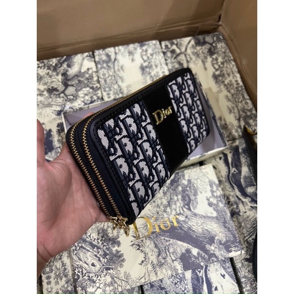 Ví dì ở màu đen