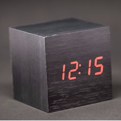 Đồng hồ led vân gỗ để bàn hình vuông