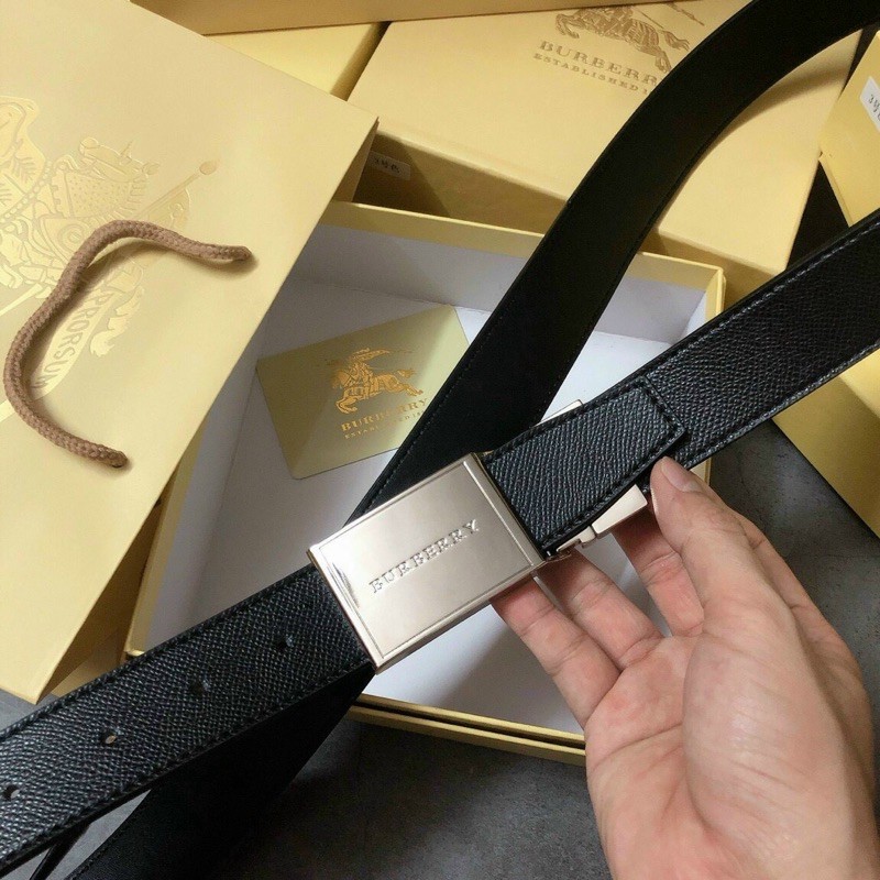 Thắt lưng Burberry sành điệu, mặt vàng sáng bóng