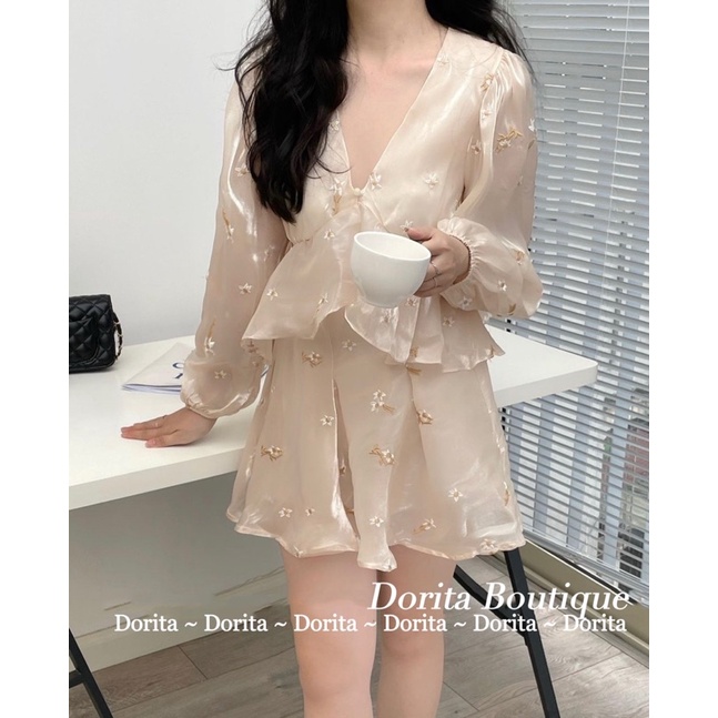 Set áo babydoll voan tơ hoa nổi cổ xẻ kèm quần giả váy - Dorita Boutique