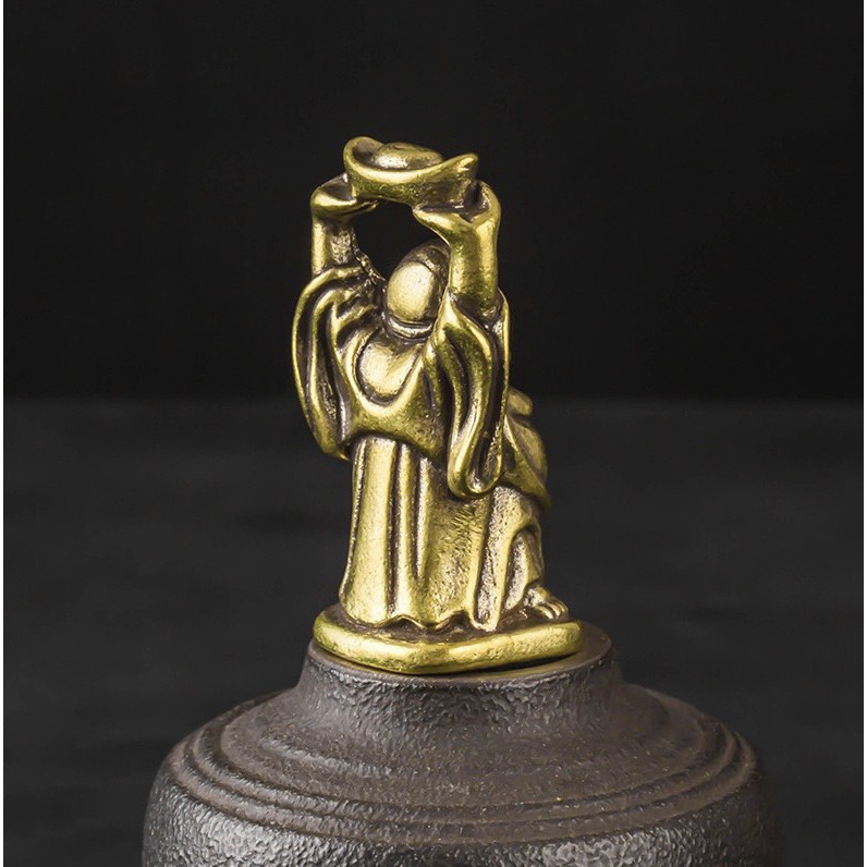 Tượng Trưng Bày Phong Thủy, Trang Trí Bằng Đồng Hình Phật Di Lặc Nâng Thỏi Vàng (Kích cỡ: 2.4 x 4.4cm)
