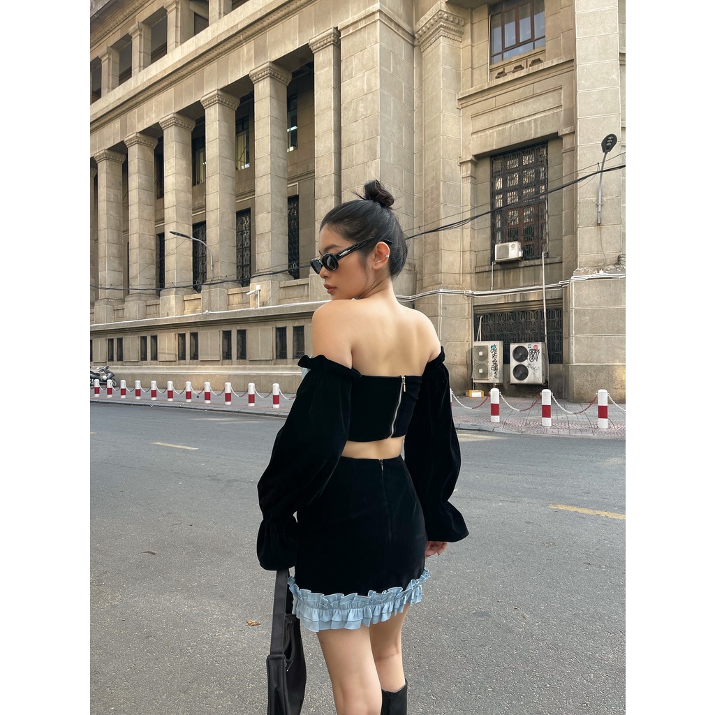 Áo croptop SheByShj trễ vai tay phồng nhung đen phối nơ - Monica Top