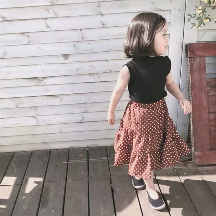 Bộ trang phục gồm áo sát nách + chân váy họa tiết chấm bi cho bé gái