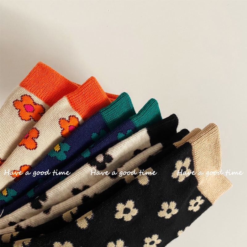 Đôi vớ họa tiết hoa dễ thương bắt mắt sành điệu