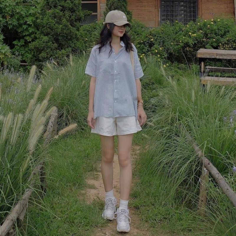 Set đồ nữ, đồ bộ nữ gồm áo sơ mi kẻ xẻ vạt sau và quần shorts kaki trắng Mophus MS001