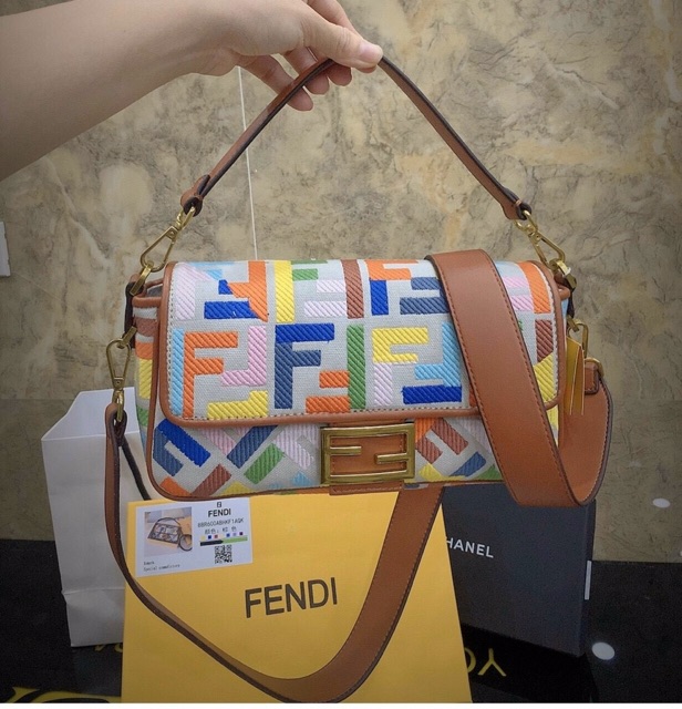 Túi đeo chéo đeo vai kẹp nách chữ màu sắc hàng cao cấp fullbox có hộp