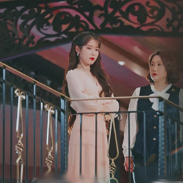 Set áo váy IU  hotel del luna khách sạn ánh trăng áo sơ mi sơmi dài tay phồng ,chân váy dài cạp cao