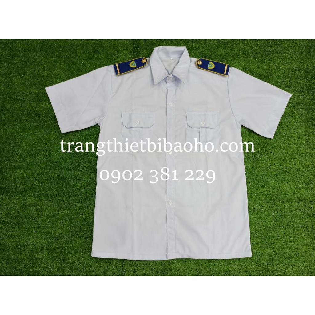 Áo bảo vệ màu trắng kèm phụ kiện gạch đồng xanh dương thêu