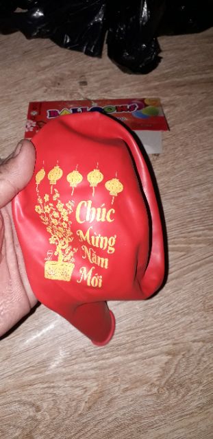Chiếc bong bóng tròn In chữ CHÚC MỪNG NĂM MỚI loại to khi bơm 90cm hoặc 50cm bằng cao su
