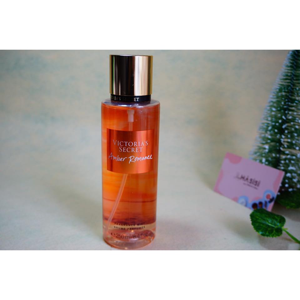 XỊT THƠM TOÀN THÂN VICTORIA SECRET FRAGRANCE MIST AMBER ROMANCE 250ML CHÍNH HÃNG - 3575