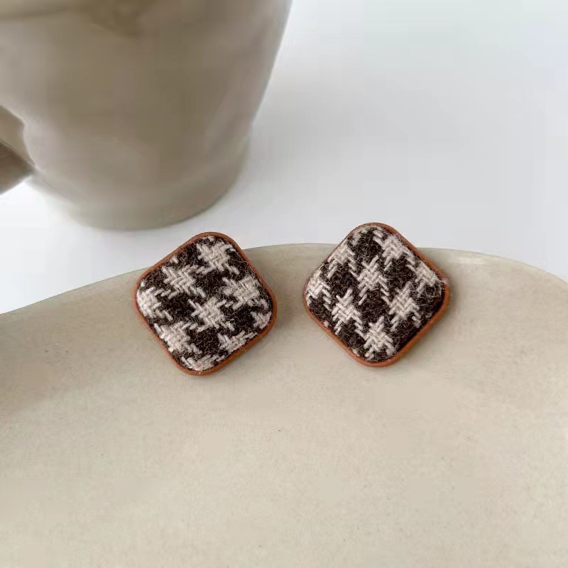 Khuyên tai nút vuông bông tai nút vuông bọc dạ tweed hoạ tiết sang chảnh BT32