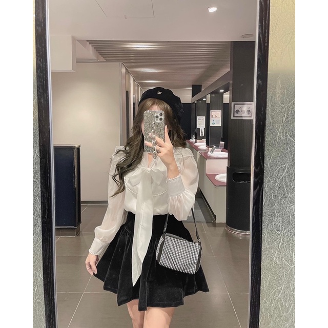 Sơmi voan cổ nơ viền hoa + chân váy nhung đen | BigBuy360 - bigbuy360.vn