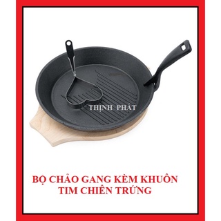 Bộ chảo gang tròn chống dính kèm đế gỗ gắp nóng và khuôn chiên trứng hình tim