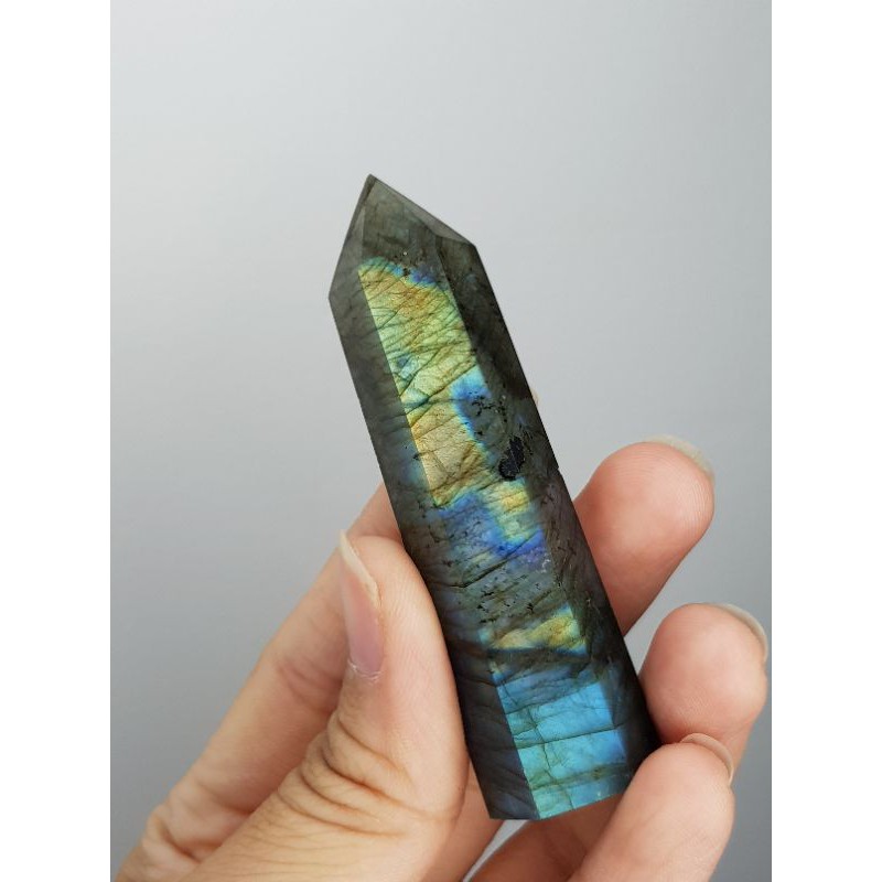 Trụ Labradorite đá xà cừ dùng trong thanh tẩy Tarot, thiền định