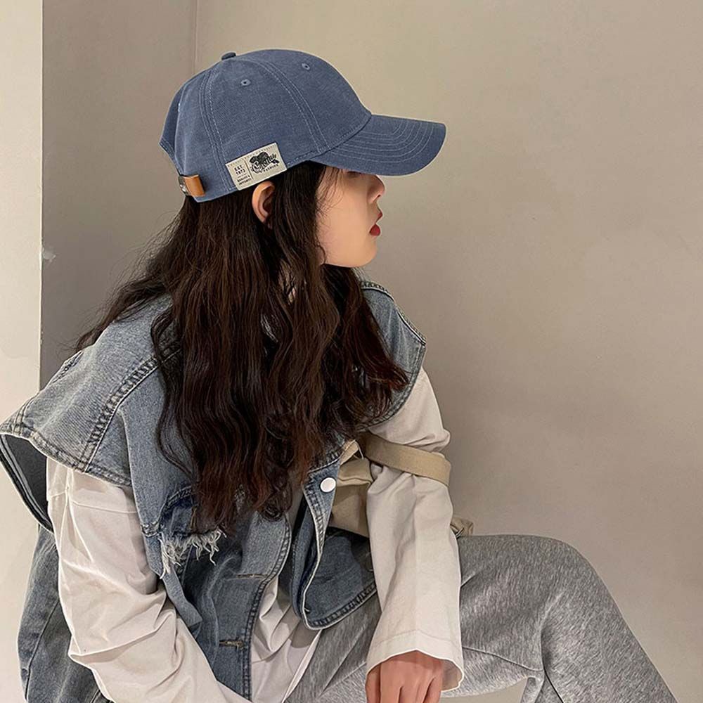 Mũ lưỡi trai thêu chữ kiểu Hàn với màu sắc đơn giản dễ phối đồ dành cho cặp đôi