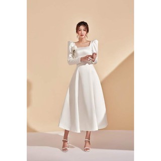 Đầm cưới cổ vuông