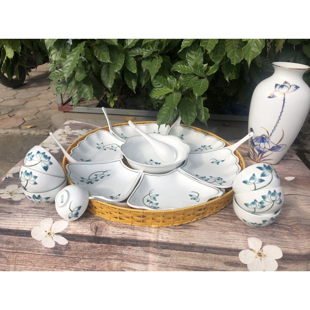 Set bát đĩa muỗng sứ trắng hình mặt trời cánh lượn vẽ hoa sen - Gốm Bát Tràng