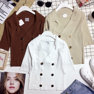 Áo len gân tay ngắn cổ vest phối nút to