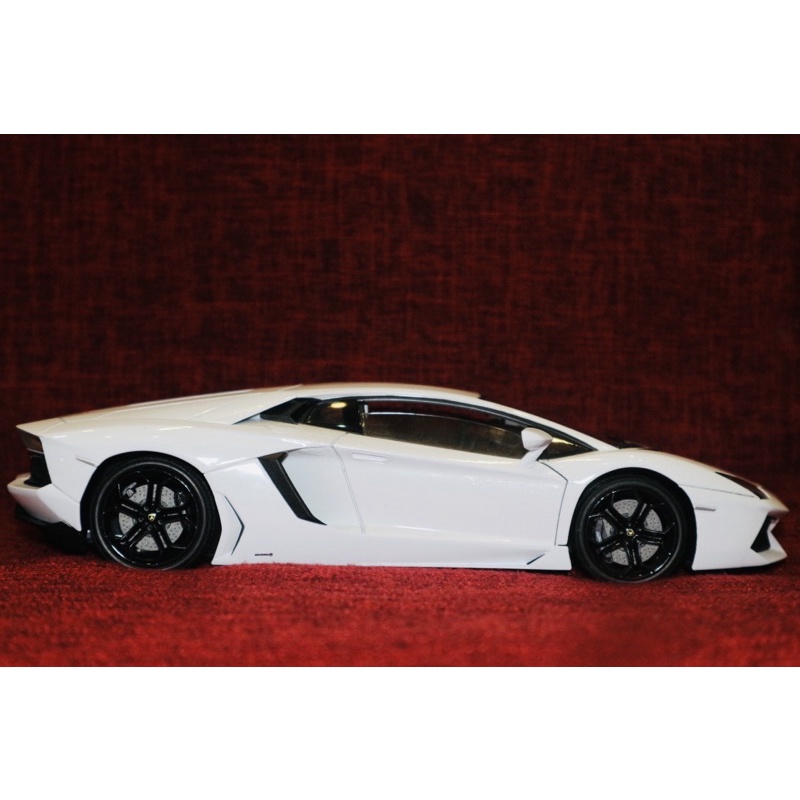 Xe ô tô mô hình Lamborghini Aventador phiên bản 1/18 mở được các cửa