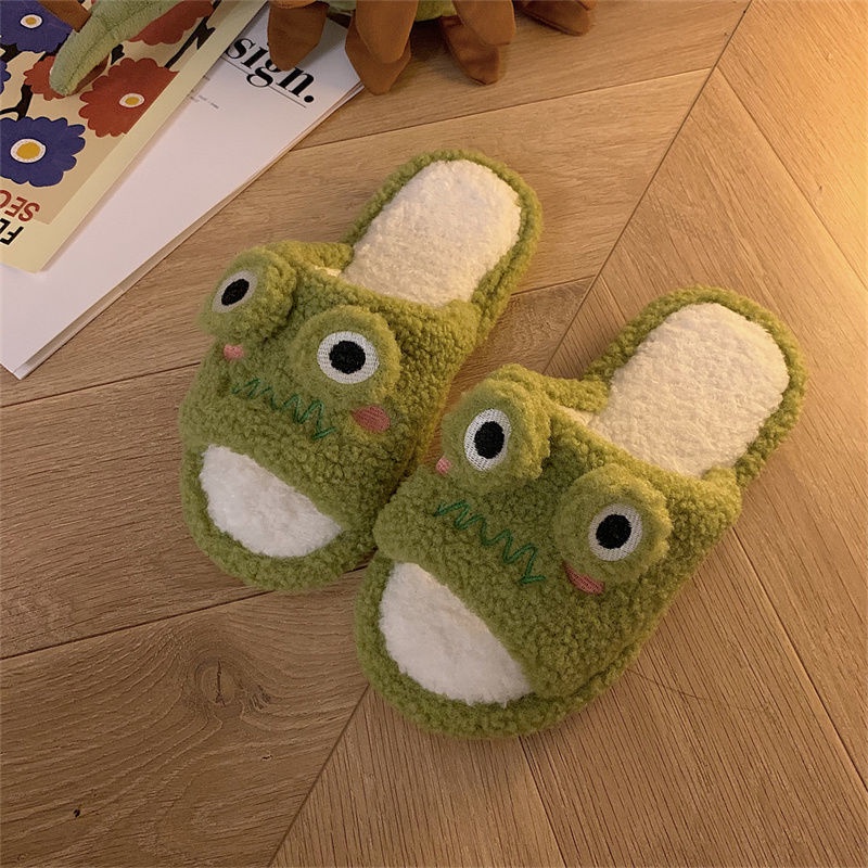 The new Korean cartoon plush slipper girl uses lovely soft-soled anti-skid cotton slippers for indoor home in winter.