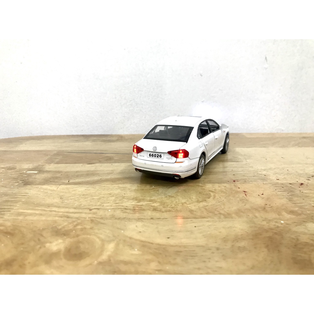 Mô hình xe Volkswagen Passat _ Tỷ lệ 1:32