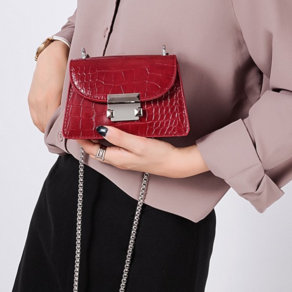 Túi đeo chéo nữ dáng vuông phối dây xích acrylic phong cách thời trang cho phái nữ