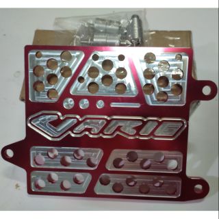 Che két nước VARIO nhôm CNC, chữ khắc nổi vario, có nhiều màu sắc gắn theo xe.