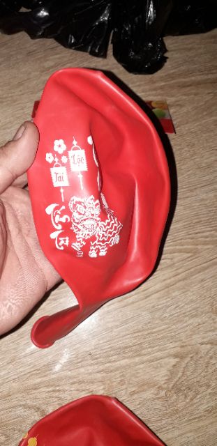 Chiếc bong bóng tròn In chữ CHÚC MỪNG NĂM MỚI loại to khi bơm 90cm hoặc 50cm bằng cao su