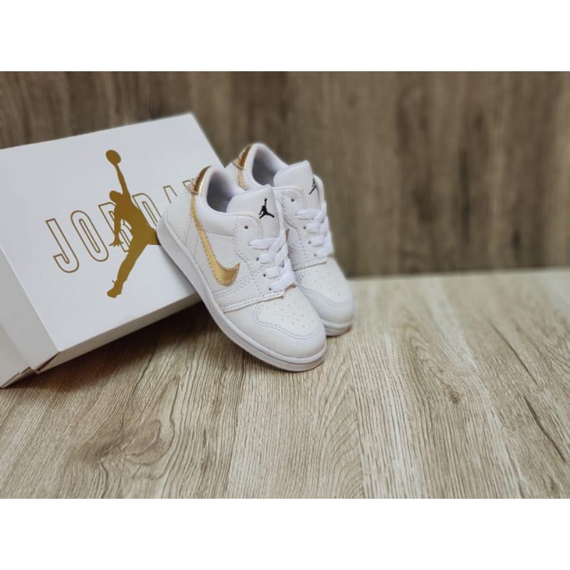 Giày Thể Thao Nike Air Jordan Cổ Thấp Màu Trắng Thời Trang Trẻ Trung