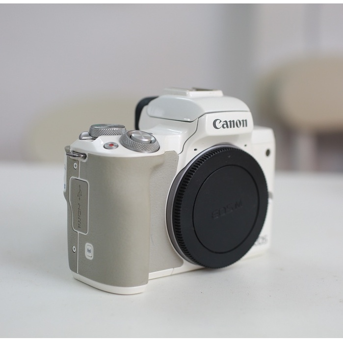 Bộ máy ảnh Canon EOS M50 kèm ống kính Canon M 15-45mm