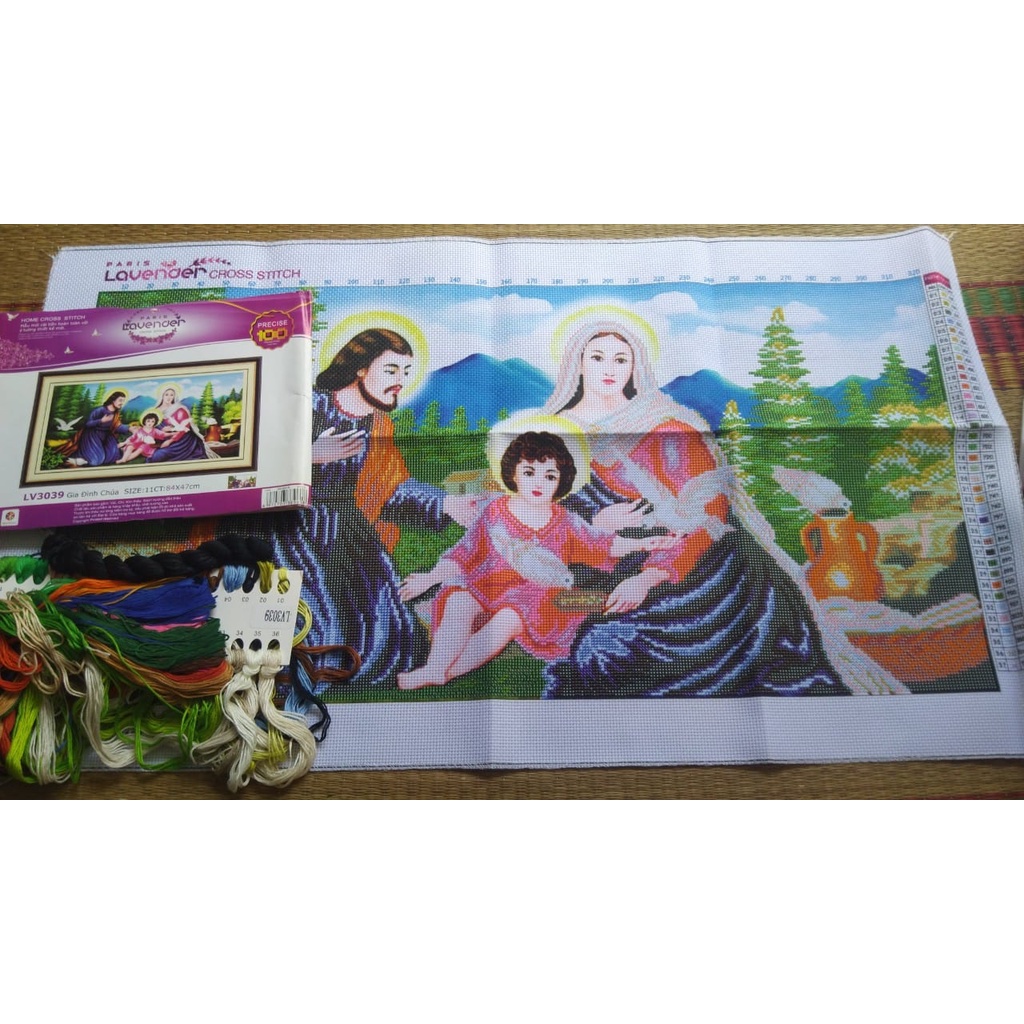 Tranh thêu chữ thập gia đình chúa KT:84x47cm, tranh chưa thêu và chưa khung. Tặng kéo và sỏ chỉ.