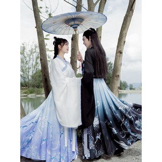 Set đồ cổ trang với hoạ tiết quyến rũ cho cả nam và nữ