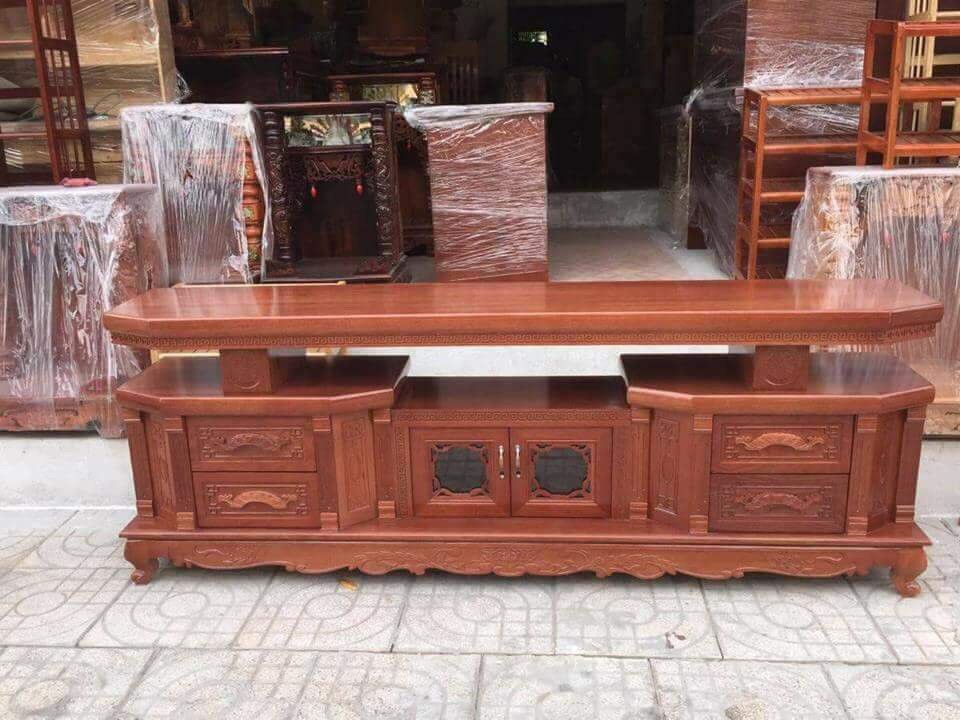 Kệ tivi vát cạnh gỗ xoan đào màu cánh gián vân gỗ tự nhiên, gỗ đã được xử lý tẩm