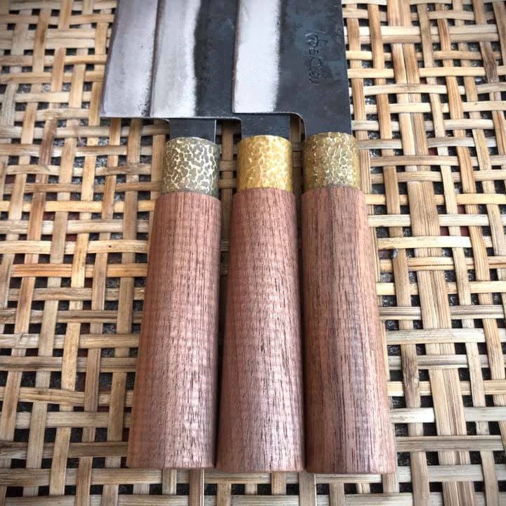 Dao Thái được thiết kế theo kiểu dáng và thông sô tiêu chuẩn của dao Nhật từThép Nhíp xe IFA, cán Ovan gỗ Walnut