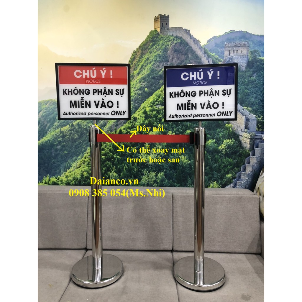 Cột rào chắn inox có dây căng dài 2,7m kèm bảng thông tin gắn trên đầu cột- Hình thật
