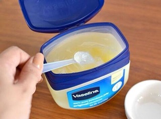 Vaseline dưỡng môi và da