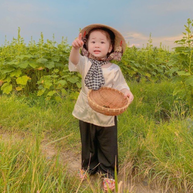 Bà ba áo trắng quần đen cho bé