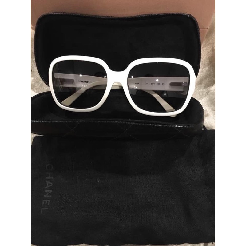 Kính của pháp hiệu C h a n e l auth