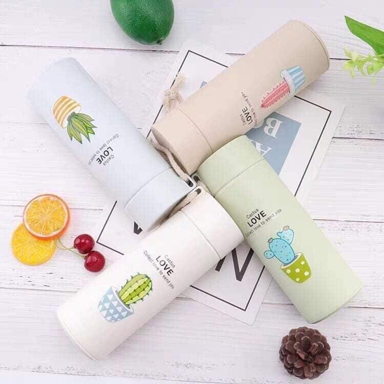 Bình nước in hình xương rồng 450ml lõi thủy tinh bọc vỏ nhựa lúa mạch có dây sách (GIAO MẪU NGẪU NHIÊN)